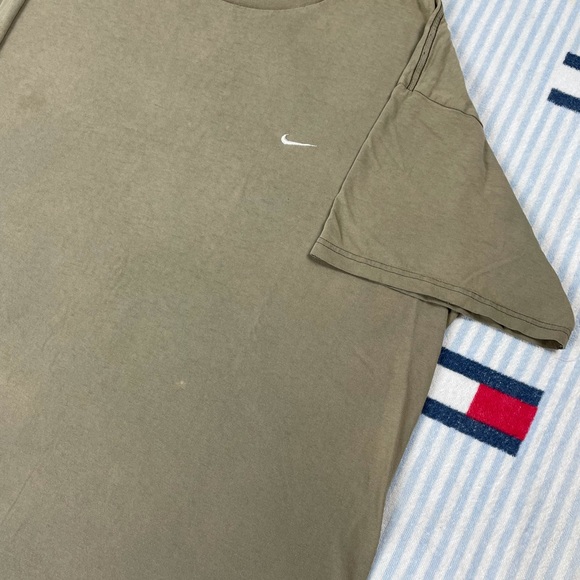 Vintage distressed Nike embroidered swoosh tan short sleeve tee shirt - Picture 6 of 16